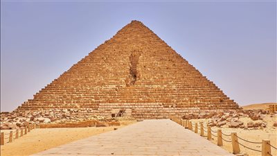 وزير السياحة والآثار يتسلم تقرير اللجنة العلمية العليا المشكلة لمراجعة مشروع الترميم المعماري لهرم منكاورع