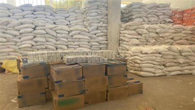 بقصد حجبها عن الأسواق.. ضبط كميات من السلع الغذائية داخل مخزنين بدون ترخيص 