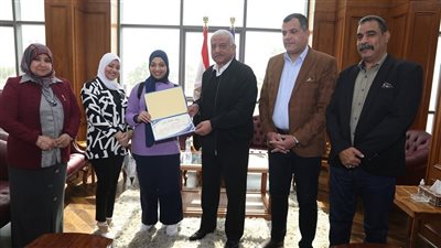 محافظ السويس يكرم طالبتي المركز الأول والثاني جمهورياً في المسابقة الوطنية