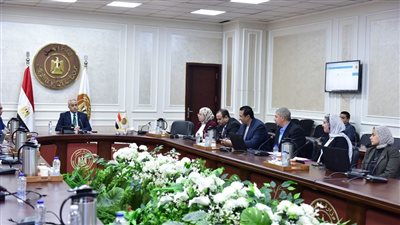 وزير العمل يلتقى الإدارة المختصة بالتحول الرقمي