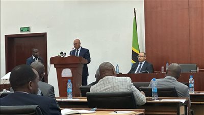 كامل الوزير: نرحب بالتعاون في مجال تعليم وتدريب المهندسين  التنزانيين  في مصر 