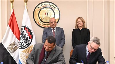 وزير قطاع الأعمال يشهد توقيع اتفاق بناء محطة طاقة شمسية لإنتاج الكهرباء لشركة مصر للألومنيوم