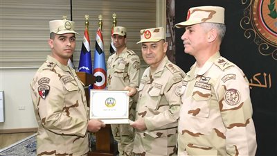 رئيس الأركان يُكرم عدد من المتميزين من أبناء القوات المسلحة