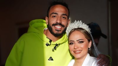 أخو العروسة.. كهربا يظهر بالروب الأسود من استعدادات حفل زفاف شقيقته