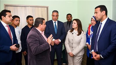 وزيرة الهجرة تستمع إلى شرح واف عن المدرسة الفندقية وأقسامها