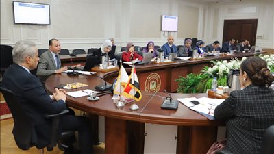 وزير العمل يترأس إجتماع  اللجنة التشريعية المُختصة بإعداد 