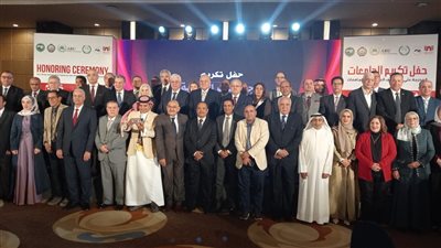 رئيس جامعة مصر للعلوم والتكنولوجيا يتسلم شهادة نجاح التصنيف العربى للجامعات