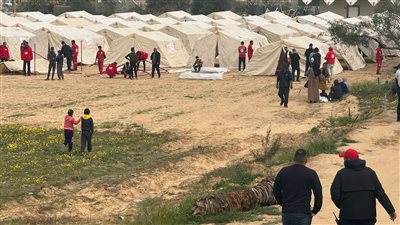 مصر تنشئ معسكرا ثانيا للنازحين بخان يونس بسعة 400 خيمة و4 آلاف شخص