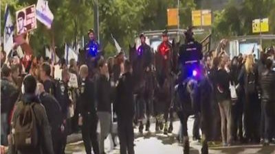 الشرطة الإسرائيلية تحاول فض مظاهرة مناهضة لحكومة نتنياهو