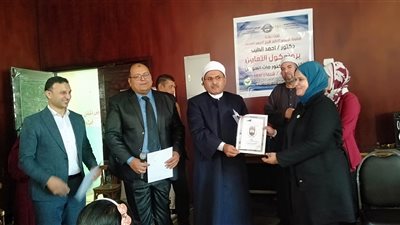 الأزهرية بالسويس تكرم طالبات برنامج الحساب الذهني بمعهد فتيات المستقبل  