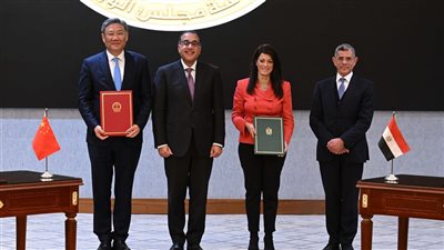 رئيس الوزراء يشهد توقيع شهادة التسليم والتسلُم الخاصة بمشروع مركز تجميع وتكامل واختبار الأقمار الصناعية