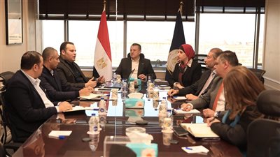 وزير السياحة والآثار يعقد اجتماعاً لمتابعة سياسات وآليات برنامج تحفيز الطيران 