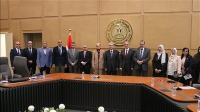 وزير الكهرباء يقوم بإطلاق  