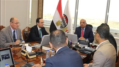 وزير قطاع الأعمال يبحث مع تحالف مصري إيطالي تعظيم الاستفادة من خام الحديد في مناجم أسوان والواحات 