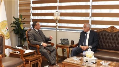 وزير التنمية المحلية يتابع مع محافظ الجيزة الموقف التنفيذي لمشروعات 