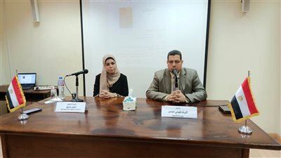 أستاذ الإعلام بالأكاديمية الدولية لعلوم الإعلام تلقي محاضرة 