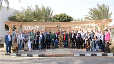 القوات المسلحة تنظم زيارة لعدد من قادة القوات المسلحة السابقين وأسرهم إلى قيادتى قوات المظلات والصاعقة