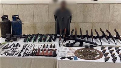 ضبط عنصر إجرامي بتهمة إدارة ورشة لتصنيع الأسلحة النارية والإتجار بها