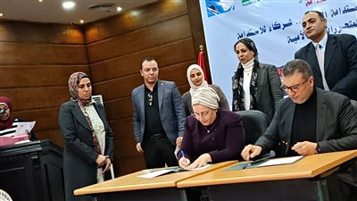 عمرو الليثي رئيس لجنة تحكيم جائزة المتحررات من الأمية يقوم بتسليم جوائزها لعام 2024