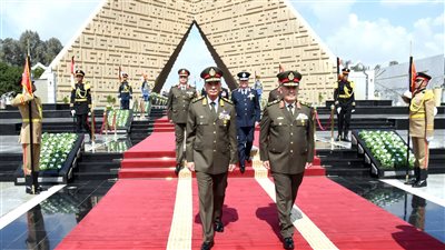 الرئيس السيسى ينيب وزير الدفاع لوضع إكليل الزهور على النصب التذكارى لشهداء القوات المسلحة