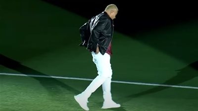 باصي حزام للهضبة.. بنطلون عمرو دياب يثير أزمة في مباراة كأس مصر