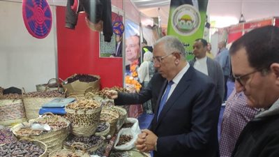 وزير الزراعة يتفقد معرض وزارة الزراعة للسلع الغذائية خير مزارعنا لأهالينا