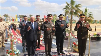 قادة السويس يحتفلون بيوم الشهيد ويضعون أكاليل الزهورعلي قبر الجندي المجهول