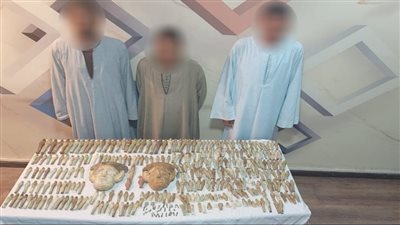 في ضربة أمنية.. ضبط 3 عناصر إجرامية وبحوزتهم 437 قطعة أثرية