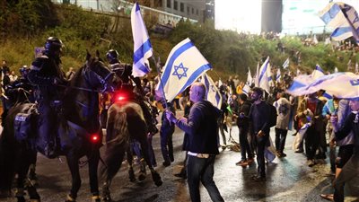 الشرطة الإسرائيلية تعتقل متظاهرين خلال مطالبتهم باستقالة حكومة نتنياهو