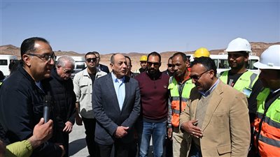 رئيس الوزراء يجرى حوارا مع العاملين بمشروع تطوير وتوسعة مطار سانت كاترين