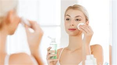 روتين العناية بالبشرة قبل النوم.. إزالة المكياج أول وأهم خطوة