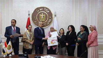 وزير العمل يُسلم شهادات تقدير وجوائز لسيدات تَدربنّ في 