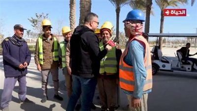 عمرو الليثي يكافئ عاملين بالعاصمة الإدارية بسبب سؤال عن نهر النيل