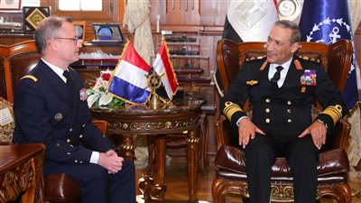  قائد القوات البحرية يلتقى قائد المنطقة البحرية للمحيط الهندى والبحر الأحمر للقوات البحرية الفرنسية