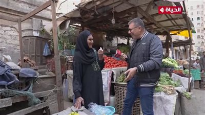 عمرو الليثي يهدي بائعة ليمون 5 آلاف جنيه رابع أيام رمضان .. فيديو