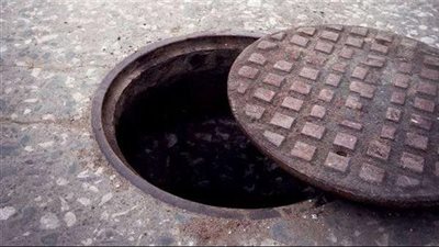 بحوزتهما 6 لفافات هيروين.. ضبط عاطلين بتهمة سرقة غطاء بالوعة صرف صحي بالقليوبية 