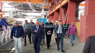في جولة مفاجئة.. وزير قطاع الأعمال يتابع معدلات الإنتاج والتشغيل بـ