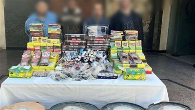 ضبط 4 أشخاص وبحوزتهم أكثر من 400 كيلو من المواد المستخدمة فى تصنيع الألعاب النارية