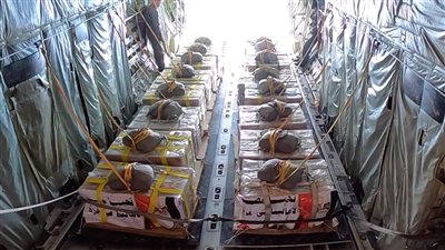 مصر تكثف أعمال الإسقاط الجوي اليومي للمساعدات الإنسانية والإغاثية على شمال قطاع غزة 