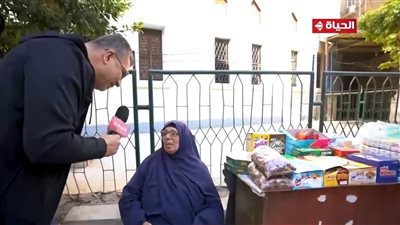 عمرو الليثي يجبر بخاطر بسيدة تبيع بلح في الشارع ويهديها مبلغ مالي 