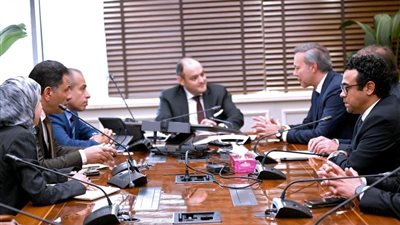 وزير التجارة والصناعة يبحث مع وفد شركة بي اس اتش العالمية خططها الحالية