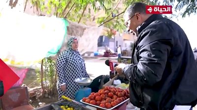 عمرو الليثي يفاجئ بائعة خضار ويهديها 5 آلاف جنيه رغم احتياجها رفضت المساعدة بـ 