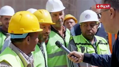 عمرو الليثي يلتقي عمال مشروع محور عمرو بن العاص ويهديهم جوائز مالية