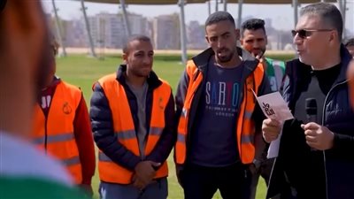 عمرو الليثي يزور مشروع تطوير حدائق الفسطاط ويلتقي بالعمال ويهديهم جوائز مالية