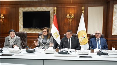 وزراء التخطيط والبيئة والتنمية المحلية ورئيس الهيئة العربية للتصنيع يوقعون عقود تنفيذ مشروعات لمنظومة المخلفات الصلبة 