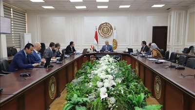 وزير العمل يترأس إجتماع اللجنة المُختصة بصياغة الملاحظات الواردة من ممثلى أصحاب الأعمال والعمال على