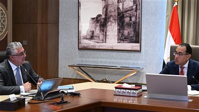 رئيس الوزراء يُتابع مع رئيس الهيئة الاقتصادية لقناة السويس ملفات العمل