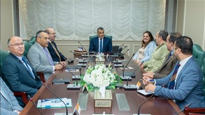 وزير الدولة للإنتاج الحربي يستقبل ممثلي شركة 