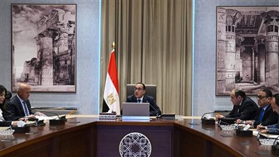 رئيس الوزراء يتابع الموقف التنفيذي للإفراج الجمركي عن البضائع في الموانئ