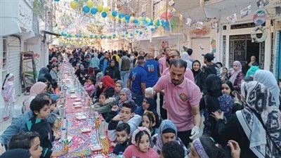 مشاهد من إفطار المطرية 2024.. وزير سابقة على الموائد